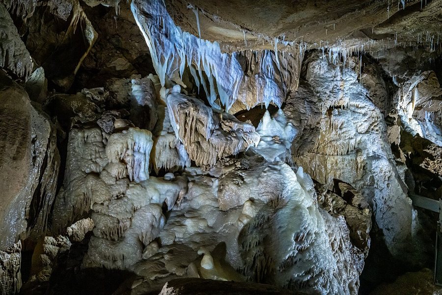 Stalaktiten und Stalagmiten im beleuchteten Herbstlabyrinth Breitscheid.