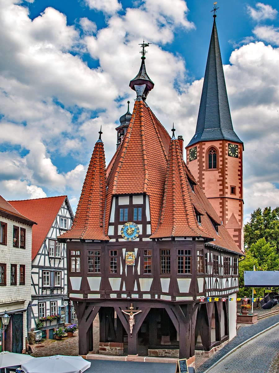 Fachwerk-Rathaus von Michelstadt mit rotem Dach und Uhr.