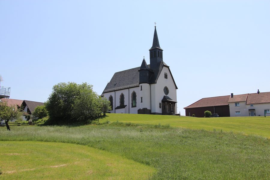 Nordwestansicht der St.-Anna-Kirche in Dipperz-Friesenhausen im Landkreis Fulda