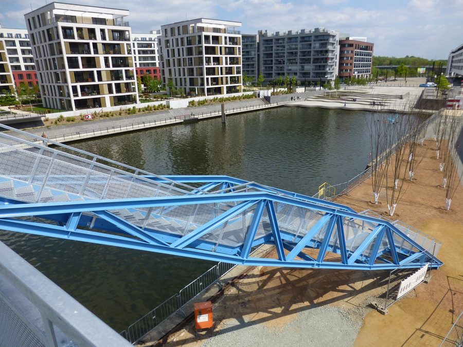 Blick von der Plattform des Blauen Krans auf Treppe und Hafentreppe im Offenbacher Hafen