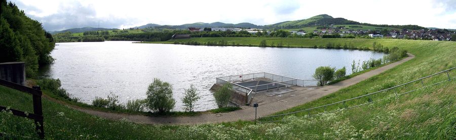 Der Perfstausee bei Biedenkopf-Breidenstein mit Uferlandschaft