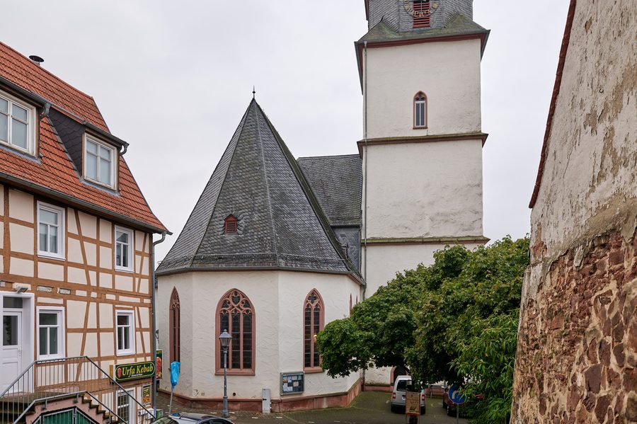 Stiftskirche in Windecken, einem Stadtteil von Nidderau, von Osten gesehen