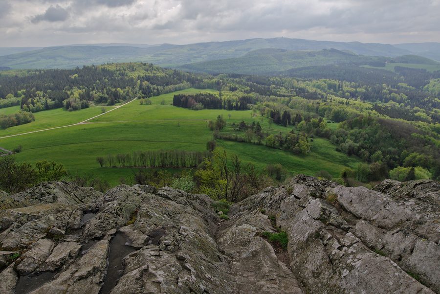 Blick von der Milseburg nach Osten über die Landschaft im Naturpark Hessische Rhön