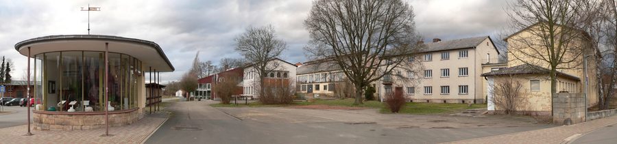 Glasmuseum Immenhausen mit rotem Gebäude und weißem Anbau auf dem Gelände der ehemaligen Glashütte Süßmuth
