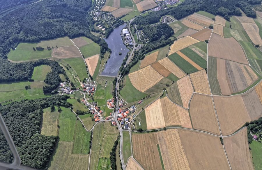 Luftaufnahme von Reimboldshausen vor dem Ibrastausee