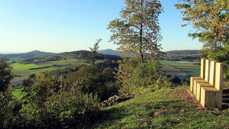 Blick von der Burgruine Schauenburg über die Landschaft in Nordhessen