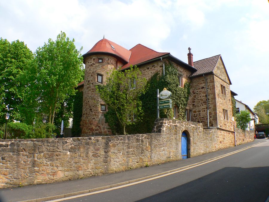 Straßenansicht des Alten Burghauses in Schrecksbach, Hessen