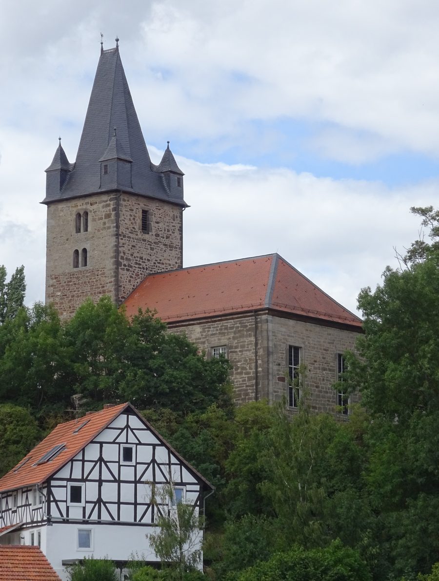Evangelische Kirche Neuenbrunslar mit quadratischem Kirchturm