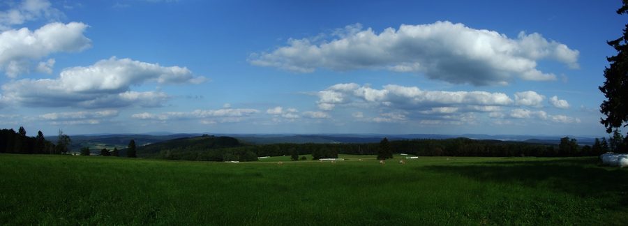 Panorama vom Eisenberg im Knüllgebirge im Sommer