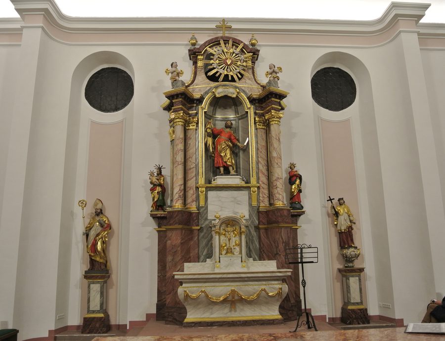 Barocker Hochaltar in der katholischen St. Bartholomäuskirche in Frankfurt-Zeilsheim