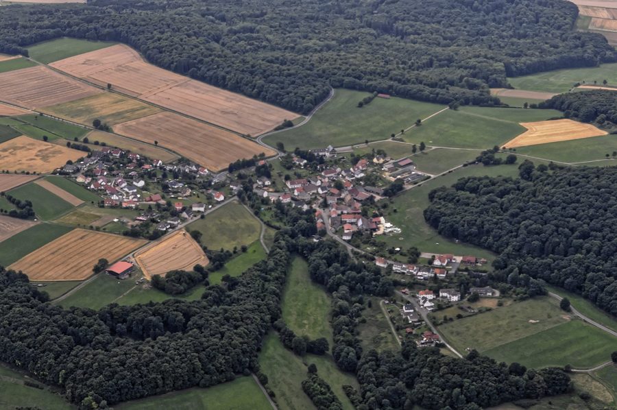 Luftaufnahme von Schellbach, einem Ortsteil der Gemeinde Knüllwald im Schwalm-Eder-Kreis