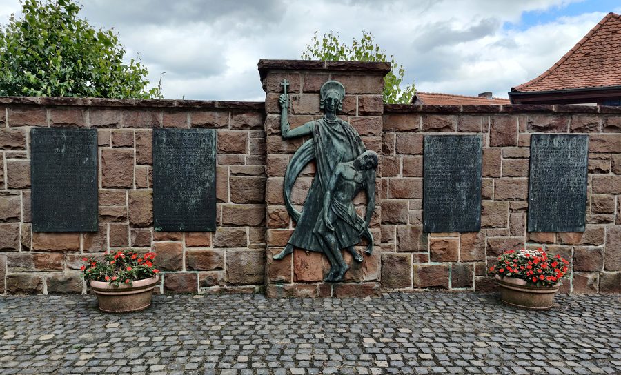 Kriegerdenkmal an der katholischen Pfarrkirche St. Blasius und St. Elisabeth in Niederklein, Stadtallendorf