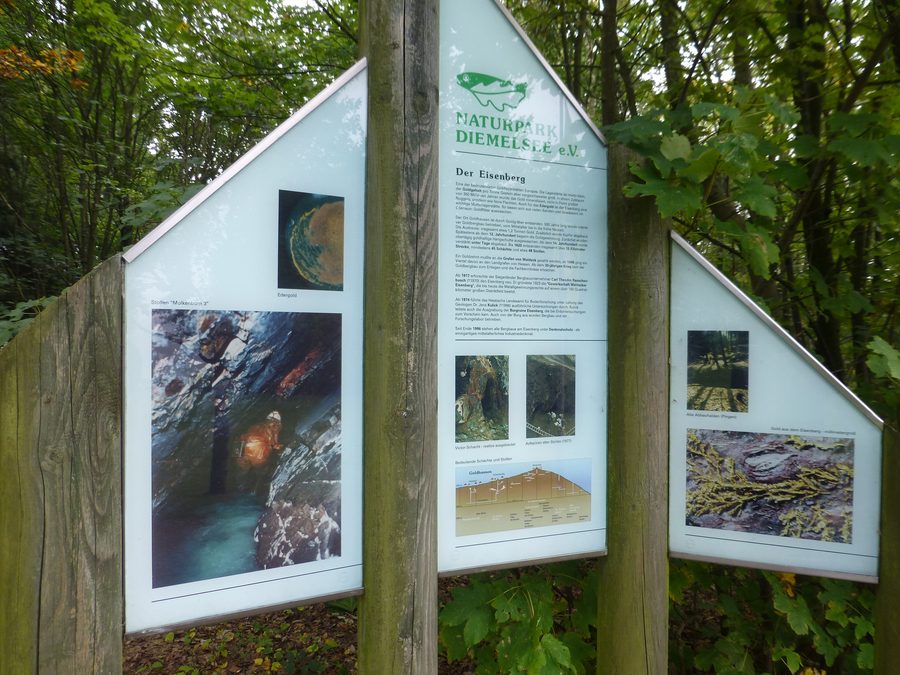 Infoboard „Der Eisenberg“ am Weg zum Eisenberg am Rande von Goldhausen