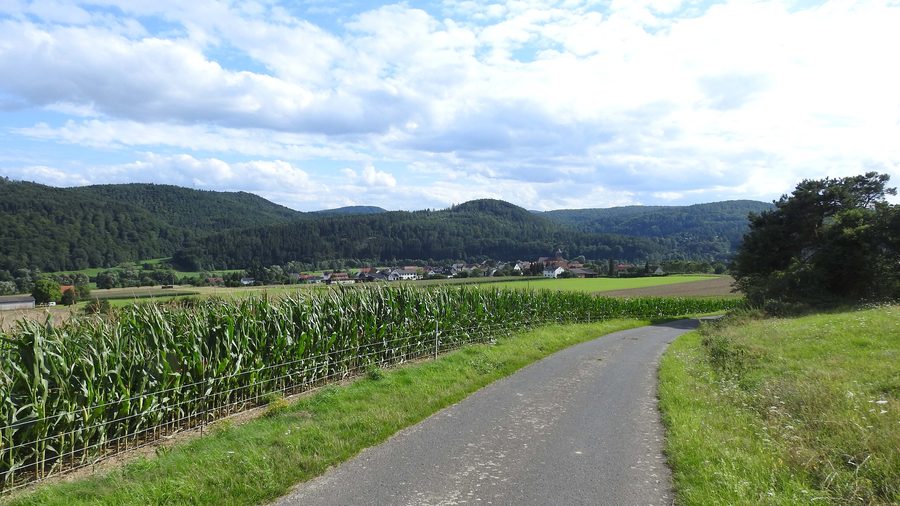 Kleinern im Edertal mit dem Kellerwald von Norden