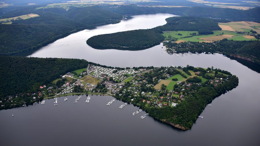 Luftaufnahme des Edersees mit der Halbinsel Scheid, Schloss Waldeck am oberen Bildrand und Rehbach rechts