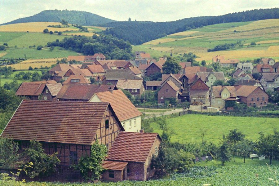 Historische Dorfansicht von Hergershausen im Landkreis Rotenburg/Fulda um 1960
