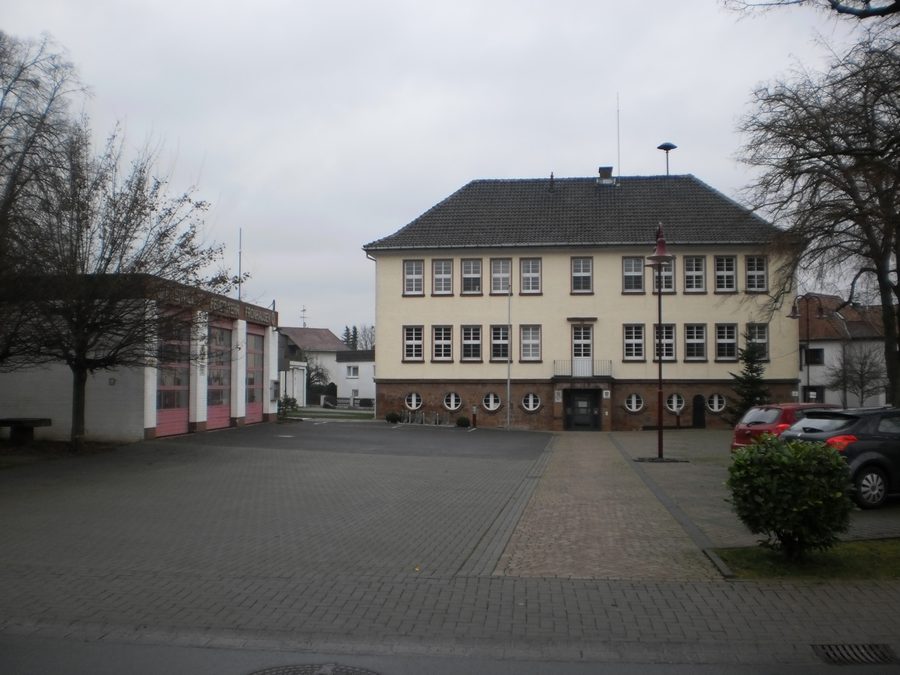 Rathaus von Fronhausen und Feuerwehr an der Schulstraße