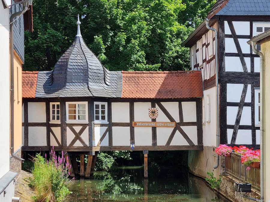 Seufzerbrücke mit dem zugehörigen Anwesen Pfarrgasse 13 in Florstadt-Staden