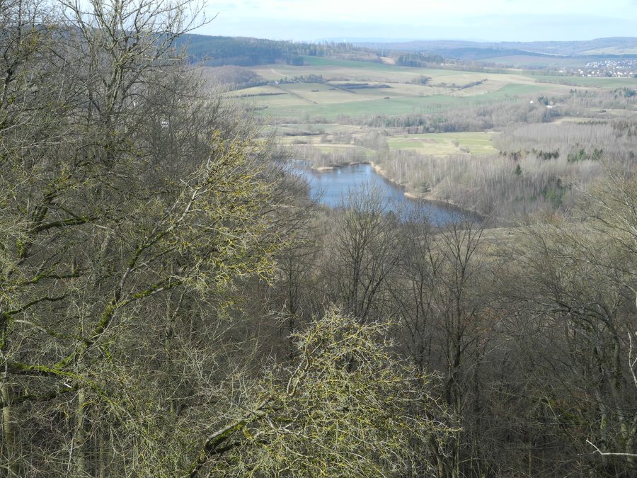 Blick von der Ruine Reichenbach zum Hellkopfsee im Werra-Meißner-Kreis