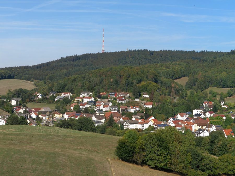 Der Hardberg im Odenwald mit einem Teil von Unter-Abtsteinach im Vordergrund