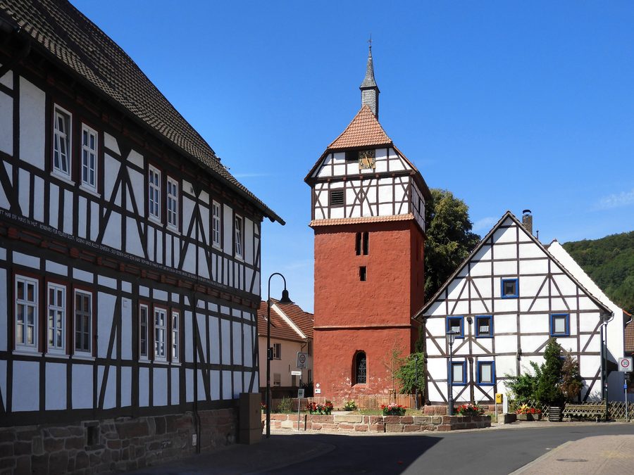 Evangelische Kirche in Hoheneiche mit dem hochaufragenden Chorturm