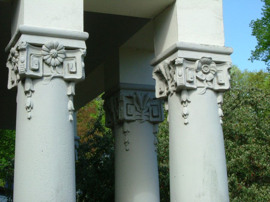 Jugendstil-Ornamente an den Säulen der Wandelhalle des Kurhauses in Bad Salzschlirf
