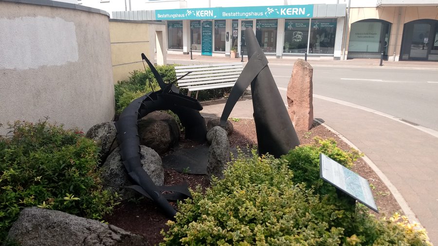 Skulptur „Das Bad im Drachenblut“ in Bürstadt