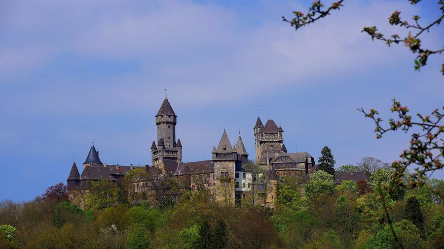 Schloss Braunfels auf seiner erhöhten Lage in Hessen
