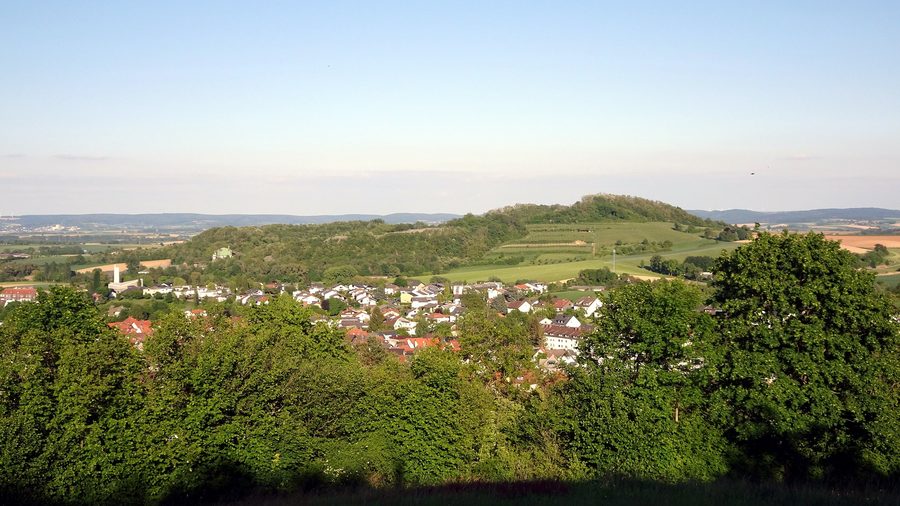 Blick vom Rehberg auf Roßdorf und den Roßberg
