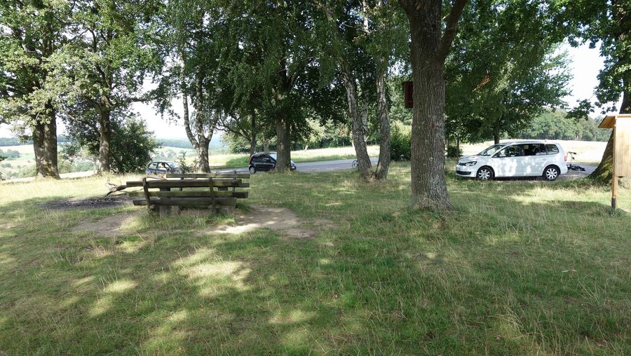 Blick auf den Rastplatz Mossauer Höhe in Obermossau im bewaldeten Odenwald
