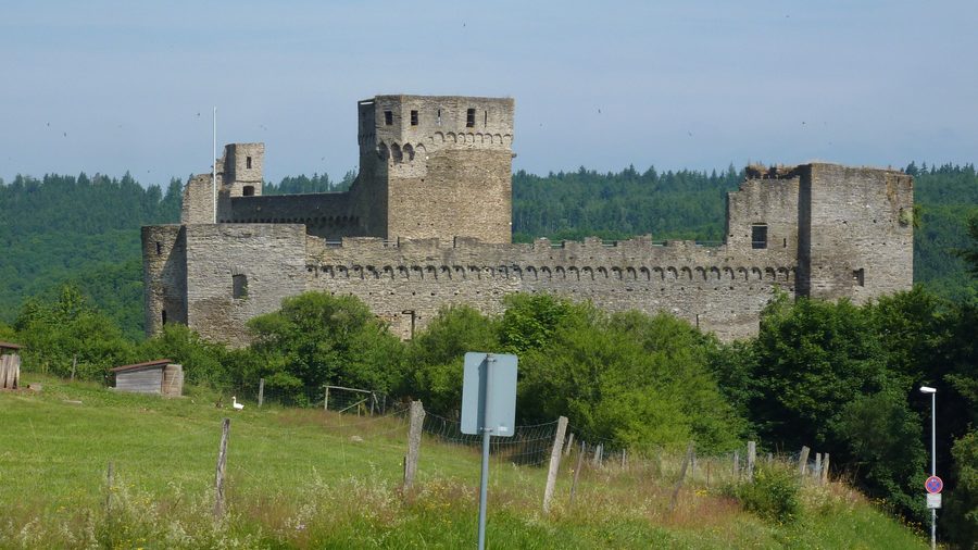 Burgruine Hohenstein mit äußerer Schildmauer der Vorburg und Bergfried der Kernburg