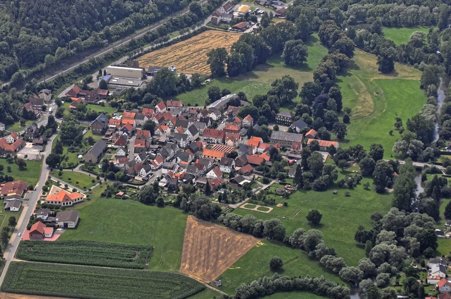 Historischer Ortskern von Liebenau mit Fachwerkhäusern und der Diemel