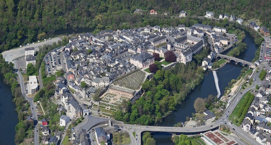 Luftaufnahme von Schloss Weilburg aus südöstlicher Richtung
