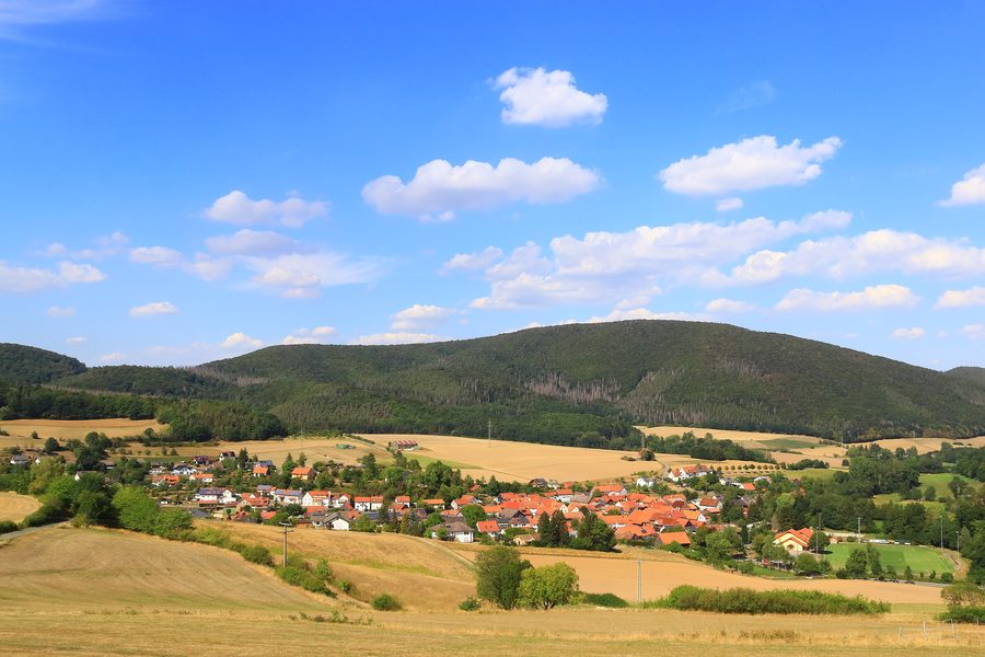 Gellershausen im Edertal mit dem Dicken Kopf im Hintergrund