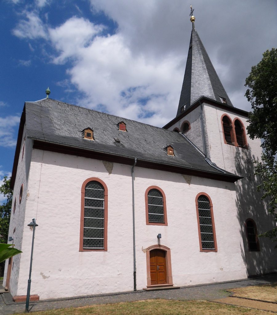 Blick von Süden über den Kirchhof zur Dorfkirche in Massenheim