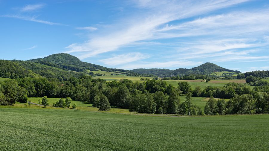 Rhönlandschaft am Milseburg-Radweg bei Hofbieber mit Milseburg und Stellberg