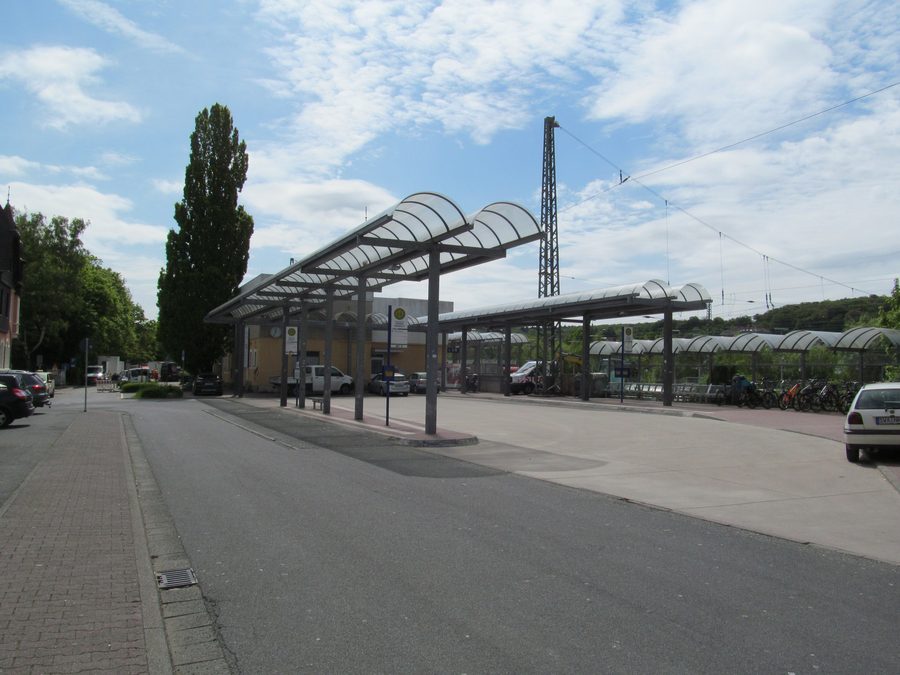 Bushaltestelle Bahnhof vor dem Bahnhof von Niedernhausen im Rheingau-Taunus-Kreis