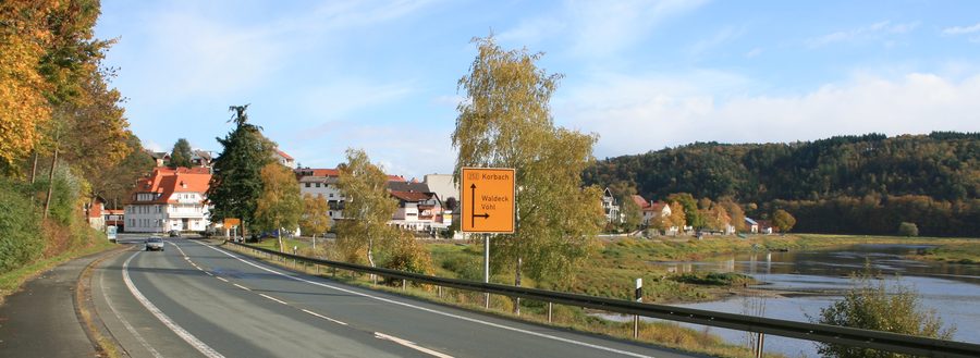 Herzhausen in der Gemeinde Vöhl am oberen Ende des Edersee-Stausees bei herbstlichem Niedrigwasser