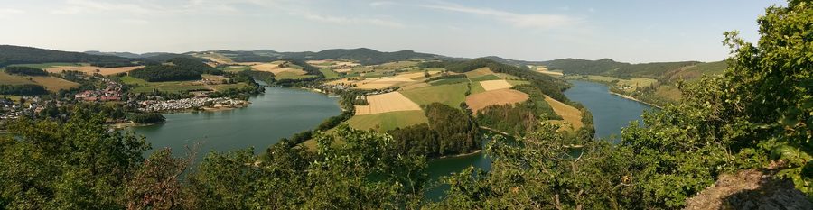 Panorama-Blick vom Aussichtspunkt St. Muffert über den Diemelsee, links Heringhausen
