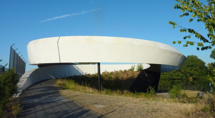 Ölhafenbrücke am Mainufer bei Raunheim