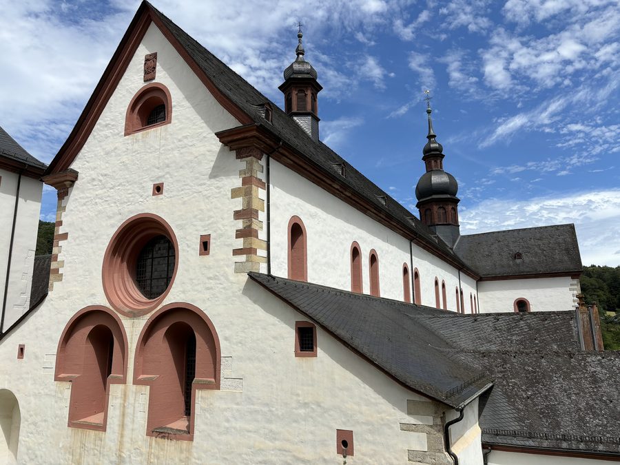 Romanische Basilika von Kloster Eberbach bei Eltville am Rhein im Rheingau