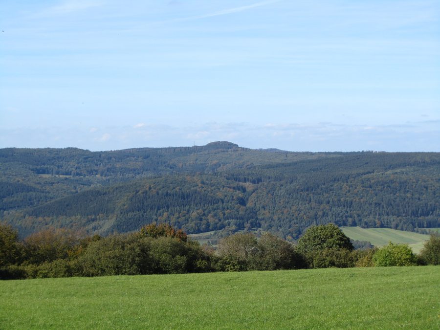 Der Bilstein im Kaufunger Wald von Südosten, mit der Großen Kappe rechts daneben.