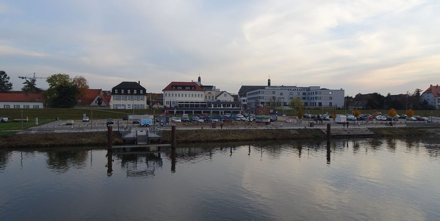 Abendliches Panorama des Mainufers von Rüsselsheim