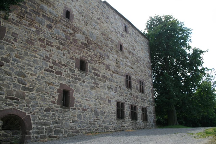 Ruine der Burg Grebenstein auf einer Anhöhe in Grebenstein, Hessen