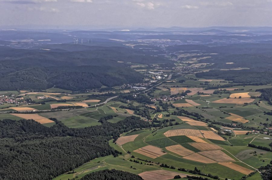 Luftbild der Umgebung von Bad Hersfeld mit Mühlbach am linken Bildrand, Autobahn, ICE-Brücke und Geisbachtalbrücke