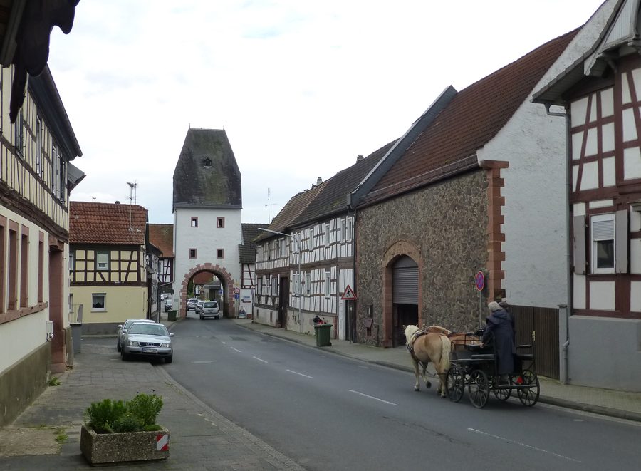 Hauptstraße durch das Untertor in Marköbel bei Hammersbach in Hessen