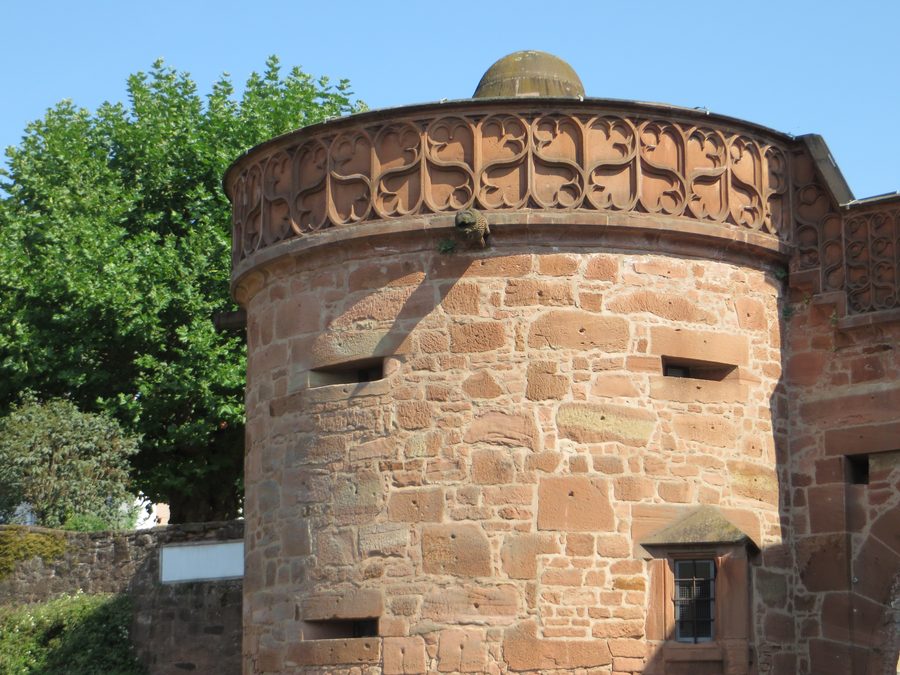 Turm mit Fischblasenmaßwerk am Untertor in Büdingen