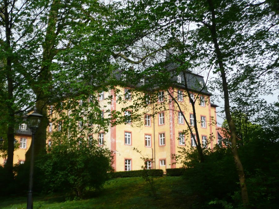 Schloss Gedern im Frühling mit frisch austreibenden Bäumen