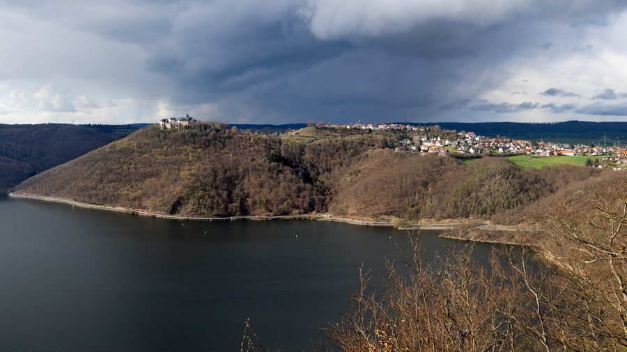 View from the Kanzel lookout over the Edersee toward Waldeck Castle and the town of Waldeck