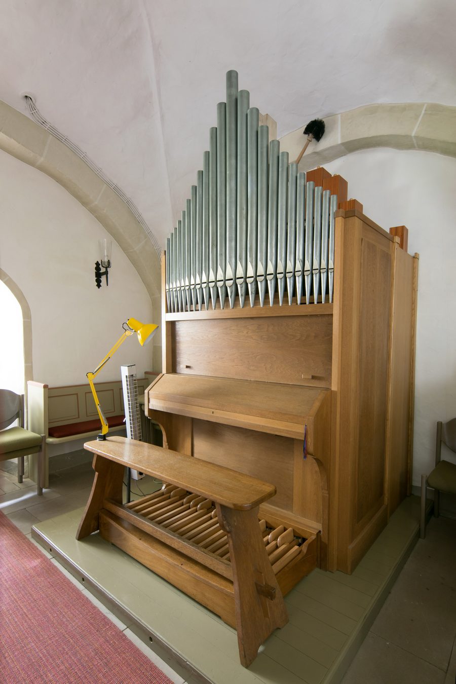 Innenansicht der St.-Georgskirche in Schweinsbühl mit Orgel